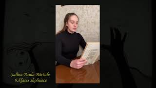 meitene lasa grāmatu