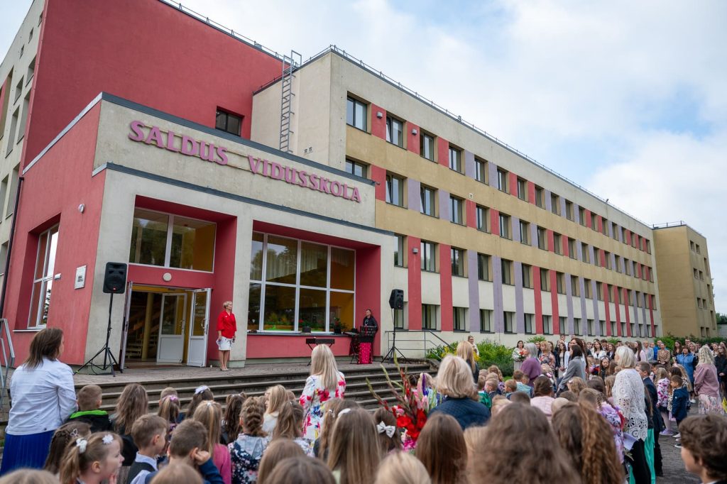 Zinību dienas svinīgais pasākums skolas priekšpagalmā.