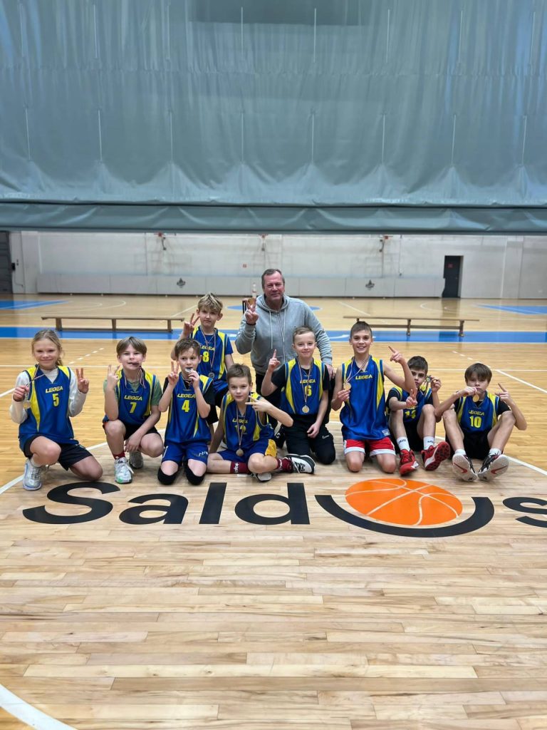 3.-5.klašu basketbola komanda.