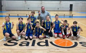 3.-5.klašu basketbola komanda.