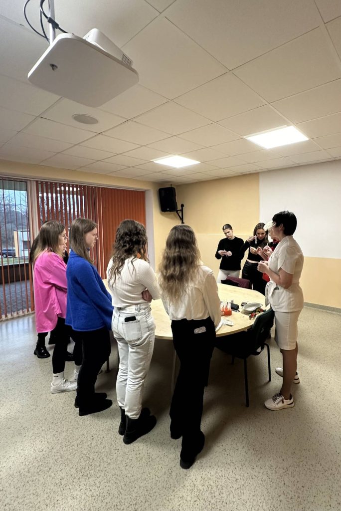 Medicīnas novirziena jaunieši apmeklē SIA Saldus medicīnas centrs.