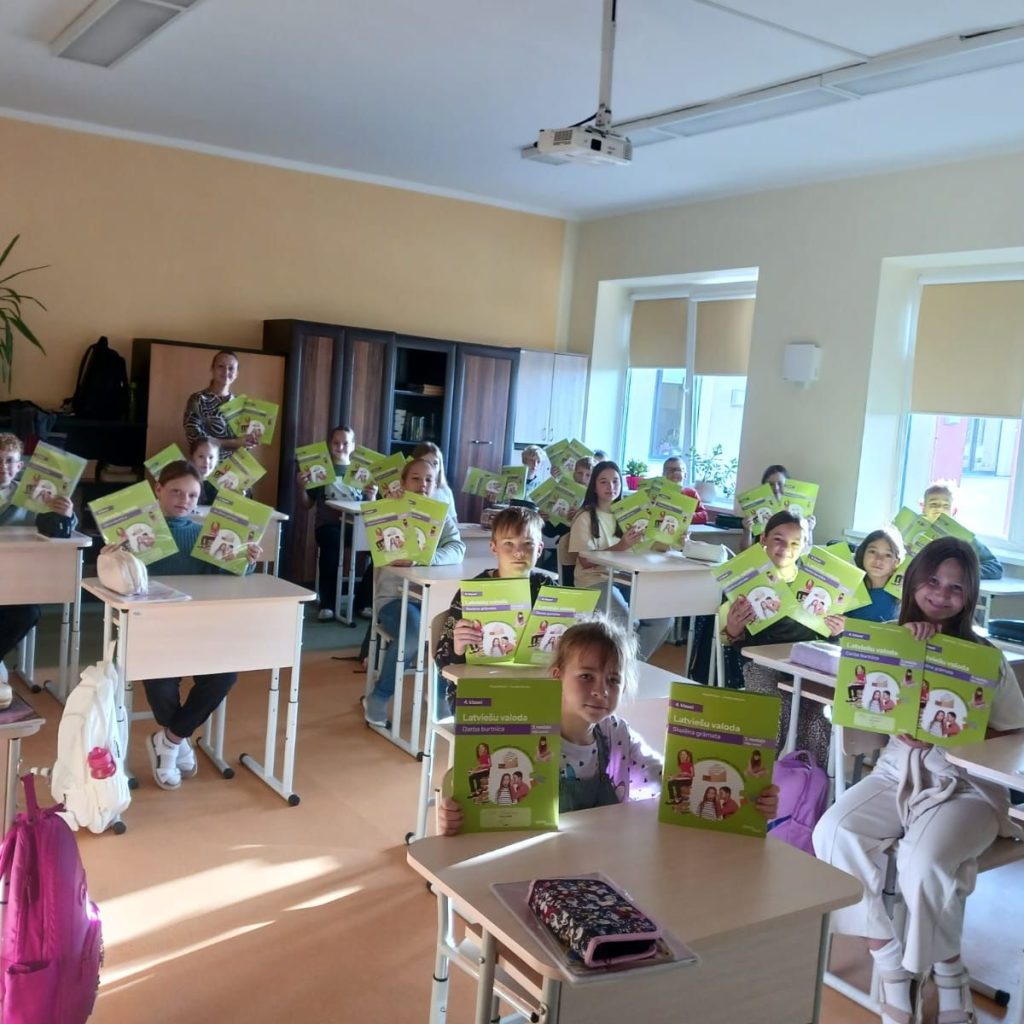 4,klase mācās no jaunām grāmatām