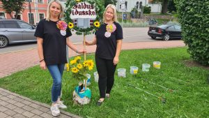 Skolotājas Biruta un Inese Zinību dienas pasākumā O.Kalpaka laukumā.