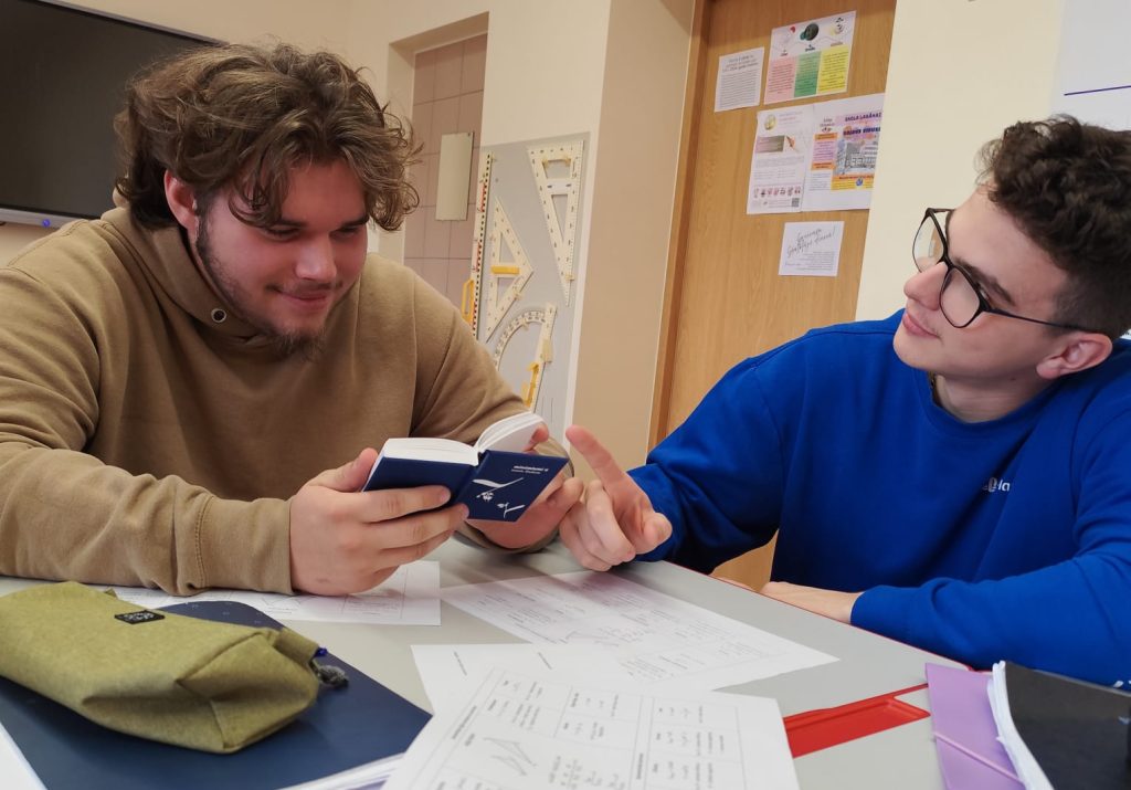 12.klase liek kopā matemātiku un literatūru.