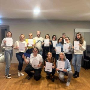 Skolotājas beigušas kursus