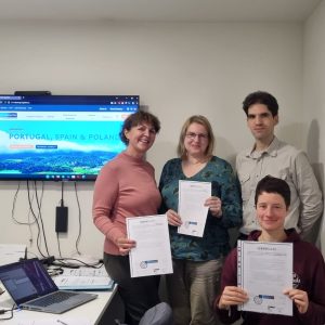 Skolotājas beigušas kursus