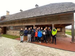 Saldus vidusskolas skolēni Airītēs