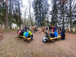 Skolēni ap ugunskuru