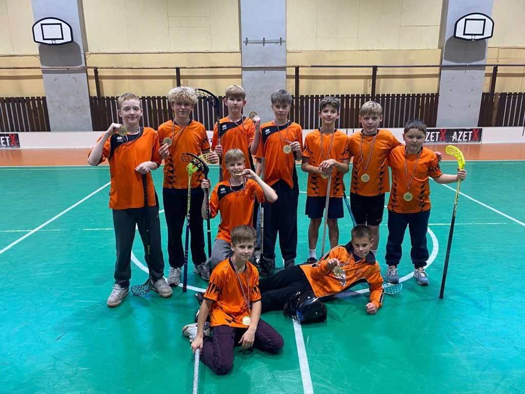 Zēnu florbola komanda.