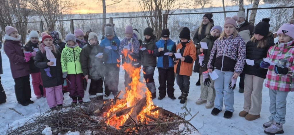 Dziesmas ap ugunskuru. Barikādēm 35.
