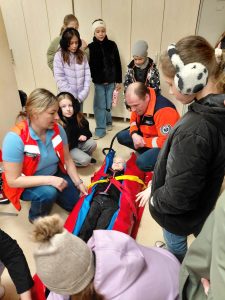 Bērni ēno NMPD darbiniekus