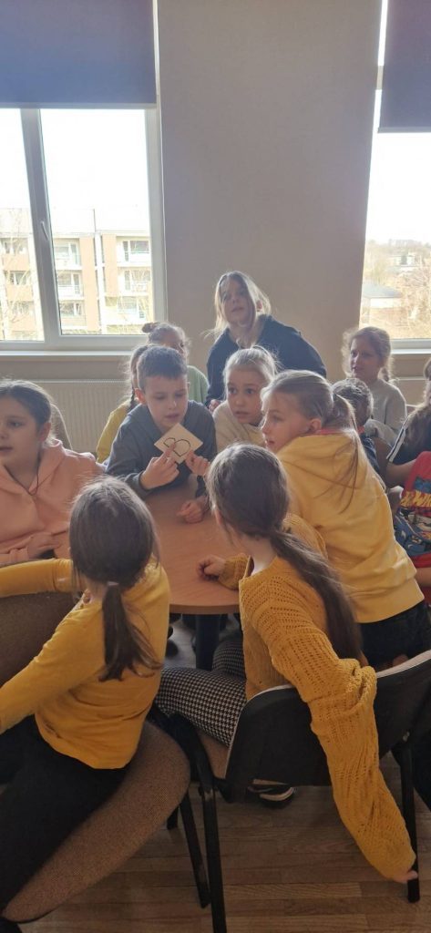 3.klases bērni spēlē erudīcijas spēli.