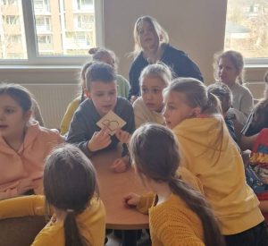 3.klases bērni spēlē erudīcijas spēli.