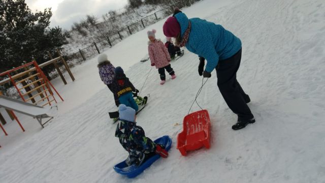 Bērni brauc ar ragavām