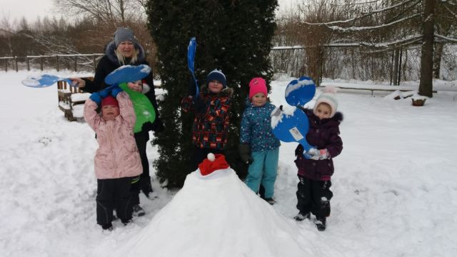 Pirmsskolas grupas foto ar skolotāju