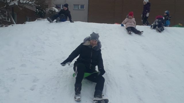 Bērni šļūc pa kalnu