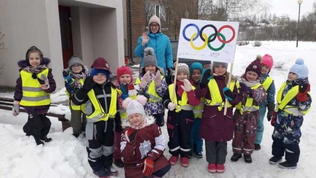 pirmsskolas grupa ar olimpisko apļu simboliku