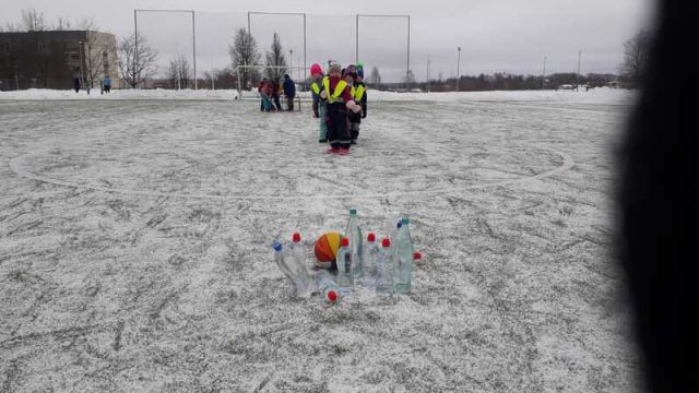 bērni spēļē boulingu laukā