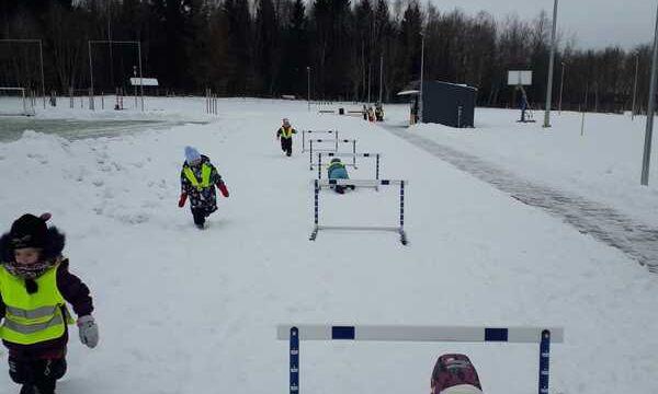 bērni veic stafetes elementus