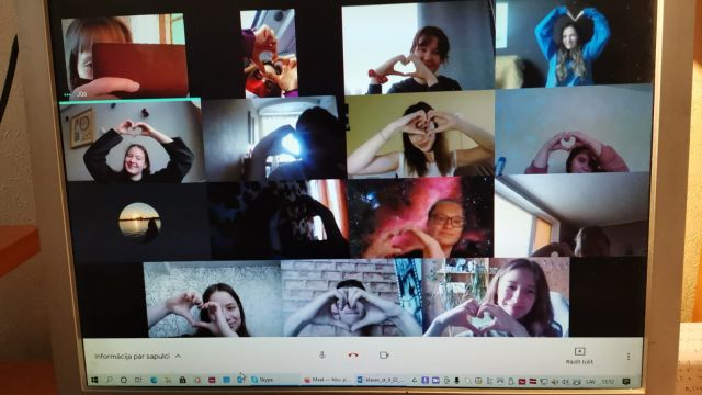 fotokolāža uz datora ekrāna