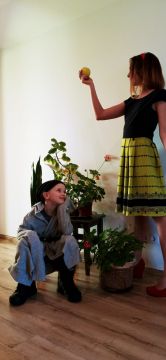 bērni atveido pasaku tēlus