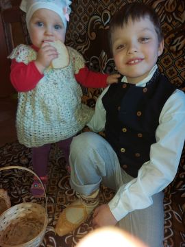 bērni atveido pasaku tēlus