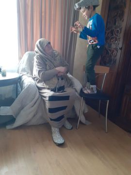 bērni atveido pasaku tēlus