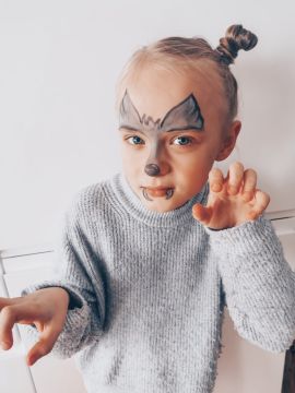 bērni atveido pasaku tēlus