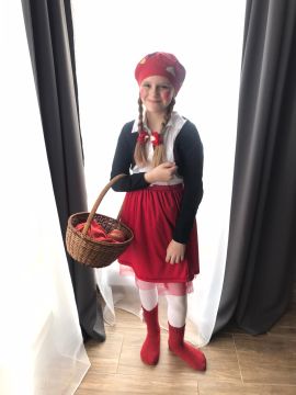 bērni atveido pasaku tēlus