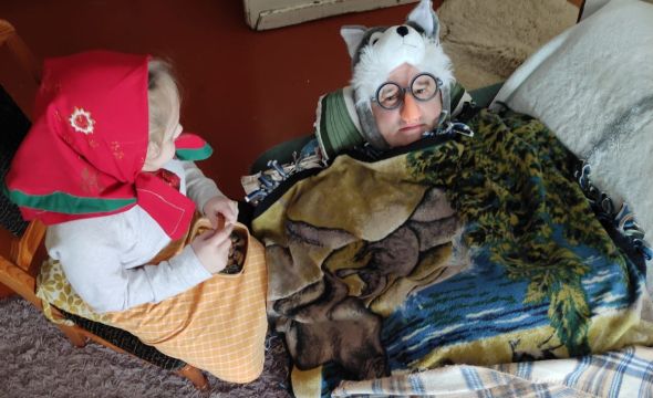 bērni atveido pasaku tēlus