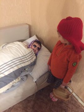 bērni atveido pasaku tēlus