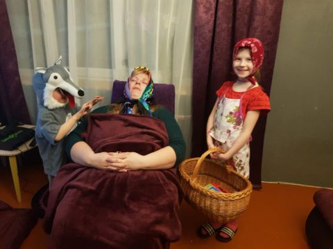 bērni atveido pasaku tēlus