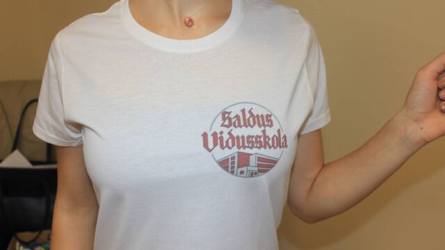 skolas logo uz krekliņa