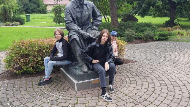 meitenes pie Rozentāla statujas