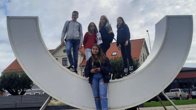 bērni pie saldus simbola