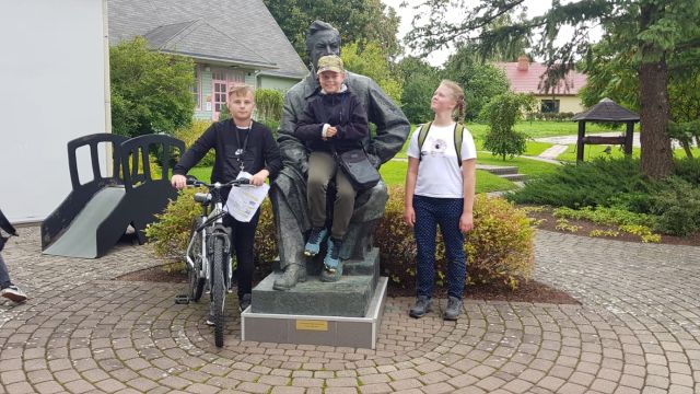 bērni pie Rozentāla statujas