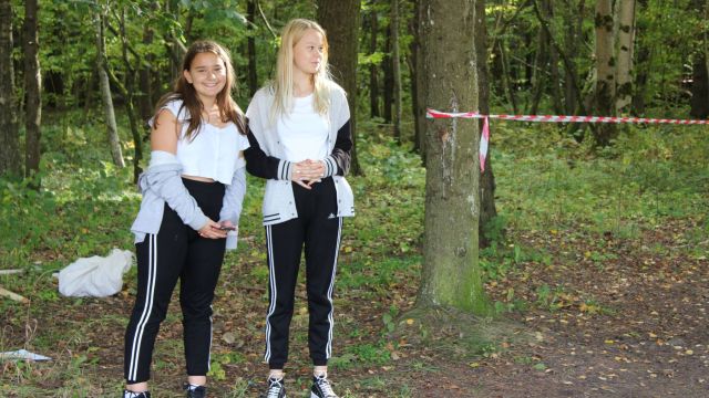 sesto klašu meitenes gaida piektos