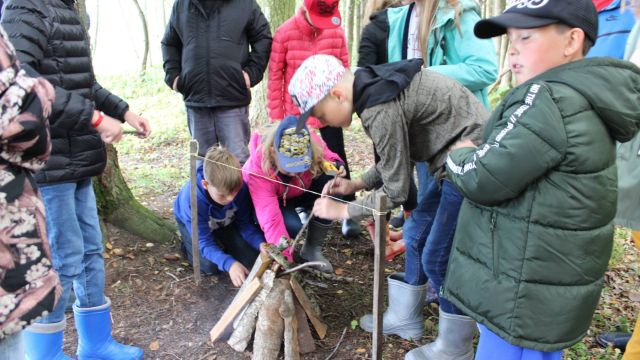 piektie mācas iekurt ugunskuru