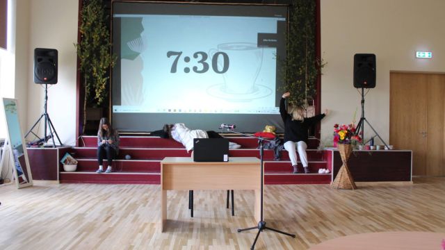 guļ 3 meitenes uz trepēm