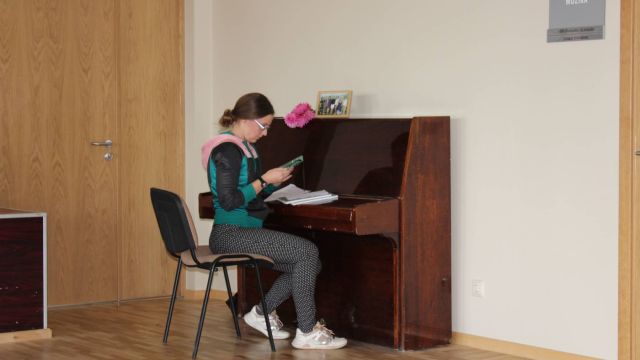 Līna atveido skolotaju