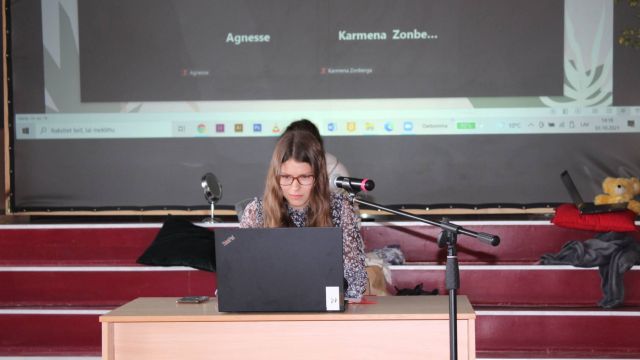 Laura atveido skolotaju