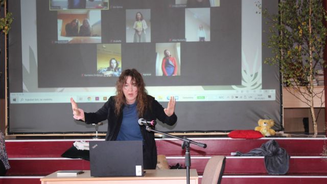 Nikola attēlo skolotāju