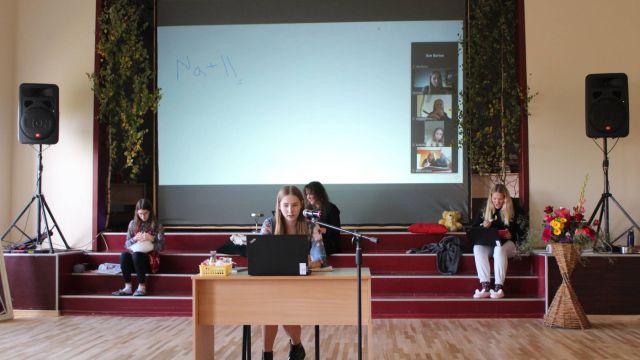 Monta atveido skolotāju