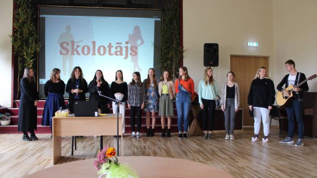 12.klašu skolēni pēc izrādes