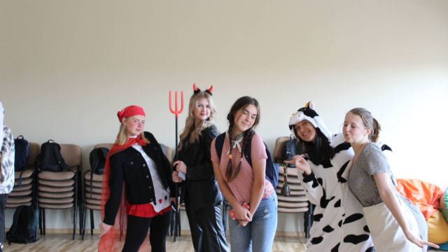 meitenes iejutušās tēlos