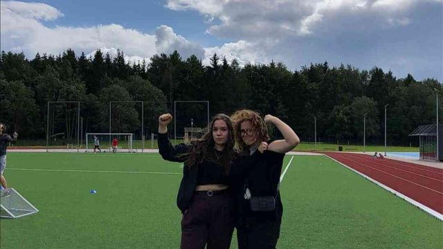 meitenes ar cīņas sparu