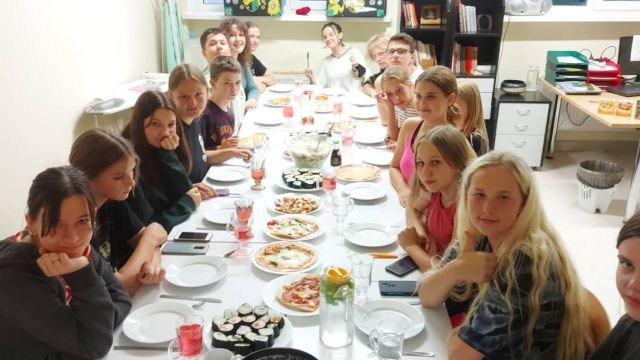 projketa dalībnieki pie vakariņu galda