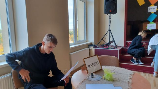 skolēns lasa un raksta