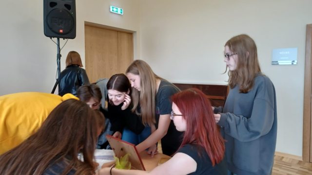 skolēni lasa dzeju