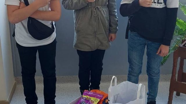 skolēni ar dāvanām patversmei